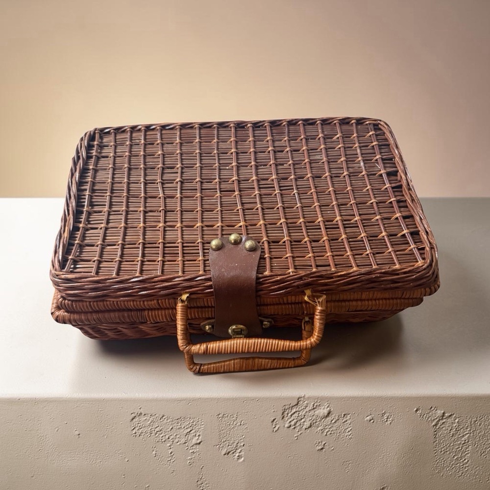 Vintage Style Wicker Picnic Basket Brown Lidded Storage Basket Carry Handle - Picture 2 of 6